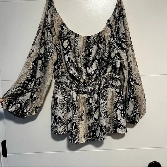 Design Lab | Off Shoulder Snake Print Blouse - Picture 2 of 12